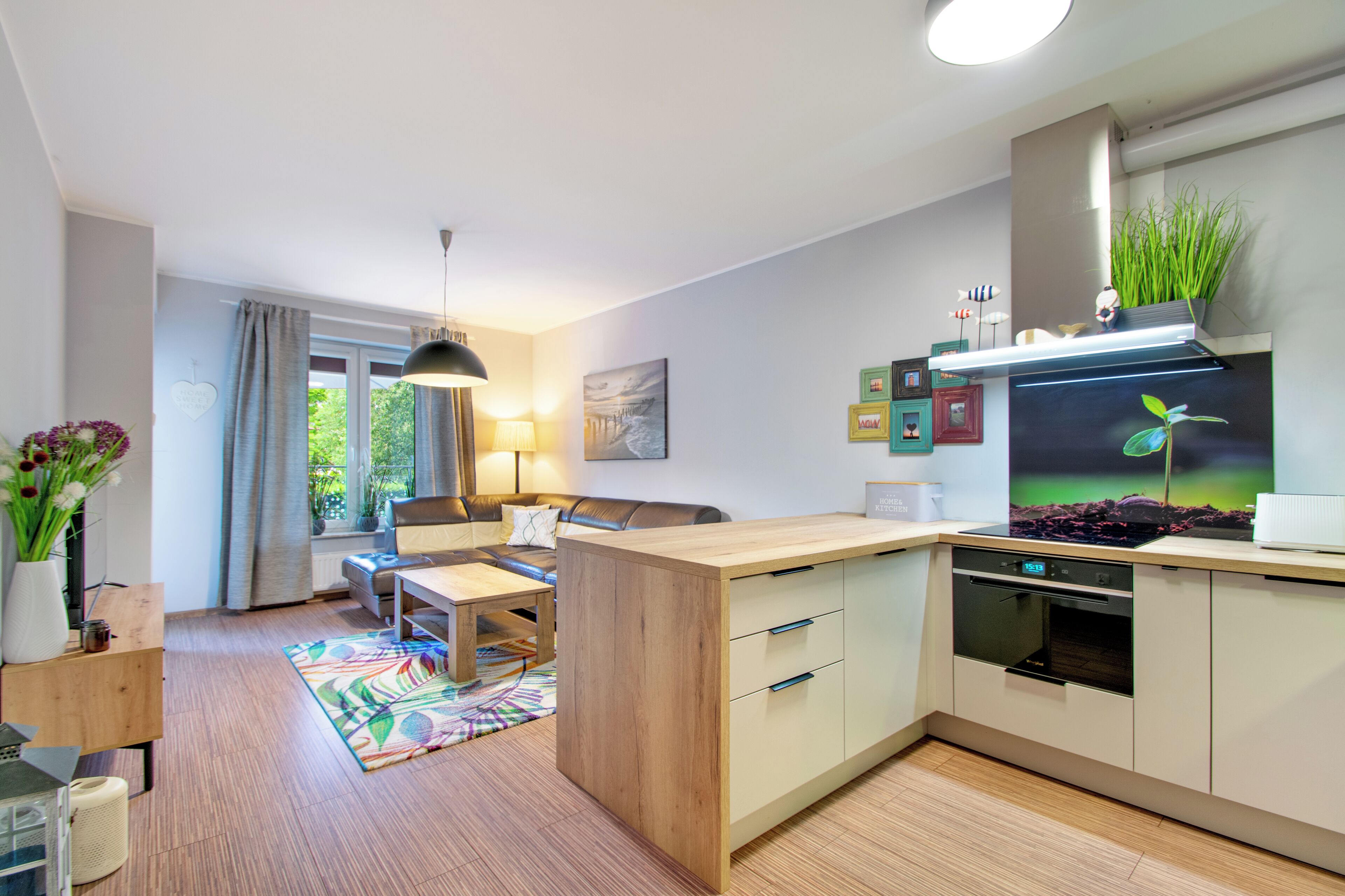 Apartamento clásico, balcón | Sala de estar | Una Smart TV