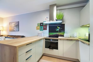 Apartamento clássico, sacada | Cozinha americana privada | Cafeteira/chaleira, chaleira elétrica