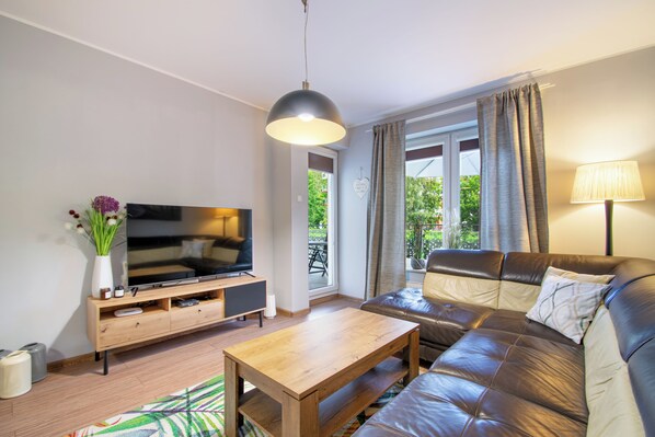 Apartamento clássico, sacada | Sala de estar | Smart TV