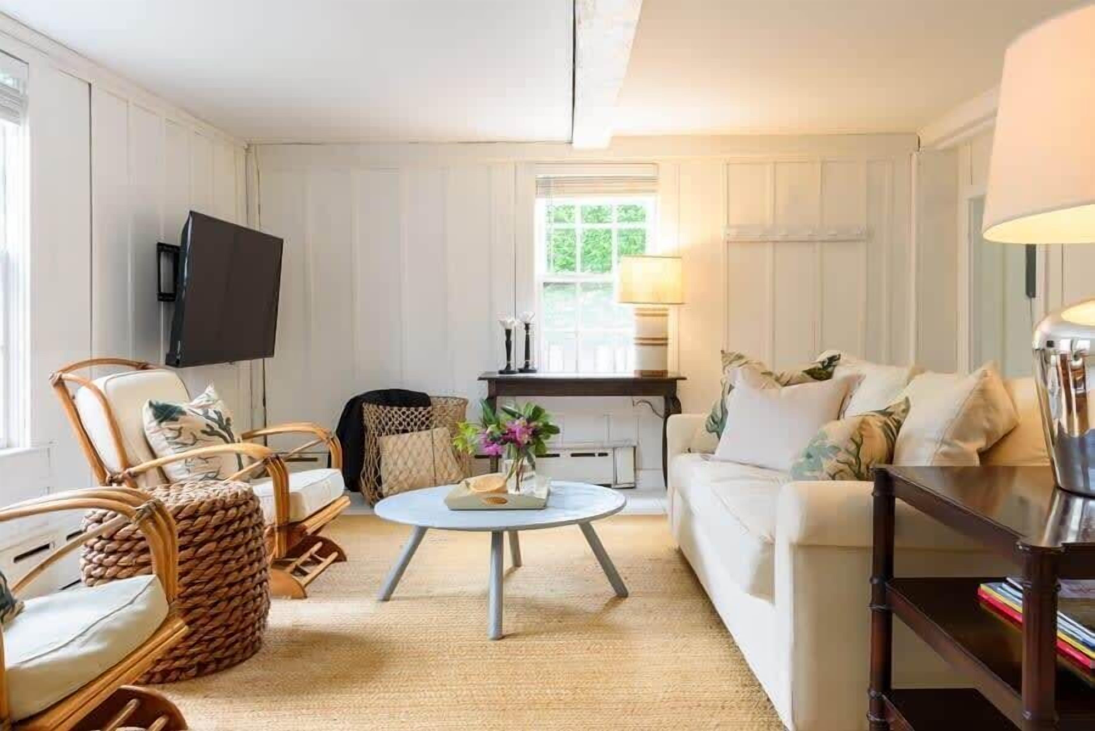 Télévision, livres, espaces bureaux