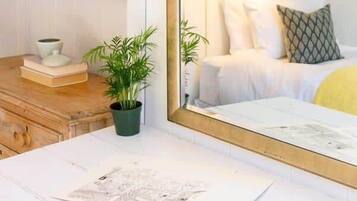 8 bedrooms, desk, iron/ironing board, travel cot