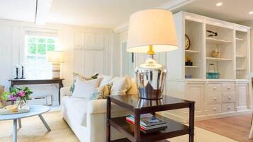 Televisor, llibres i oficines