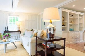 Televisor, llibres i oficines 