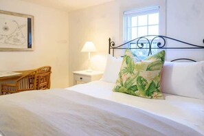 8 bedrooms, desk, iron/ironing board, travel crib