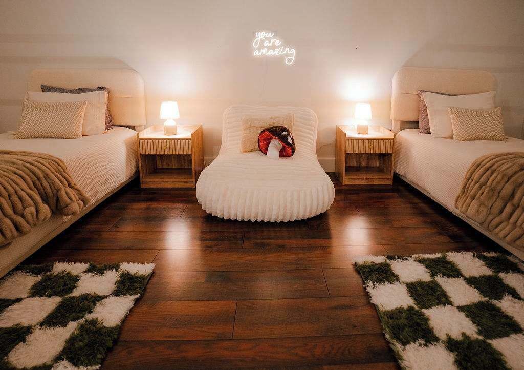 4 bedrooms, desk, WiFi, bed sheets