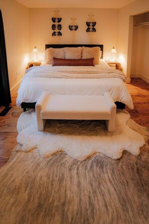 4 bedrooms, desk, WiFi, bed sheets