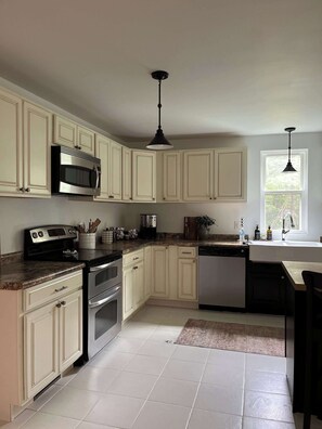 Fridge, microwave, stovetop, dishwasher