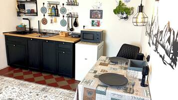 KĂŒhlschrank, Mikrowelle, Herdplatte, Wasserkocher mit Kaffee-/Teezubehör