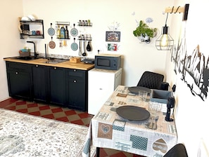 Kühlschrank, Mikrowelle, Herdplatte, Wasserkocher mit Kaffee-/Teezubehör