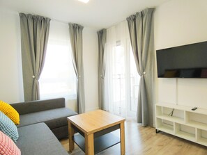 Classic Apartment, Balcony | Living room - RentPlanet - Apartament Górczyńska (Poznań)