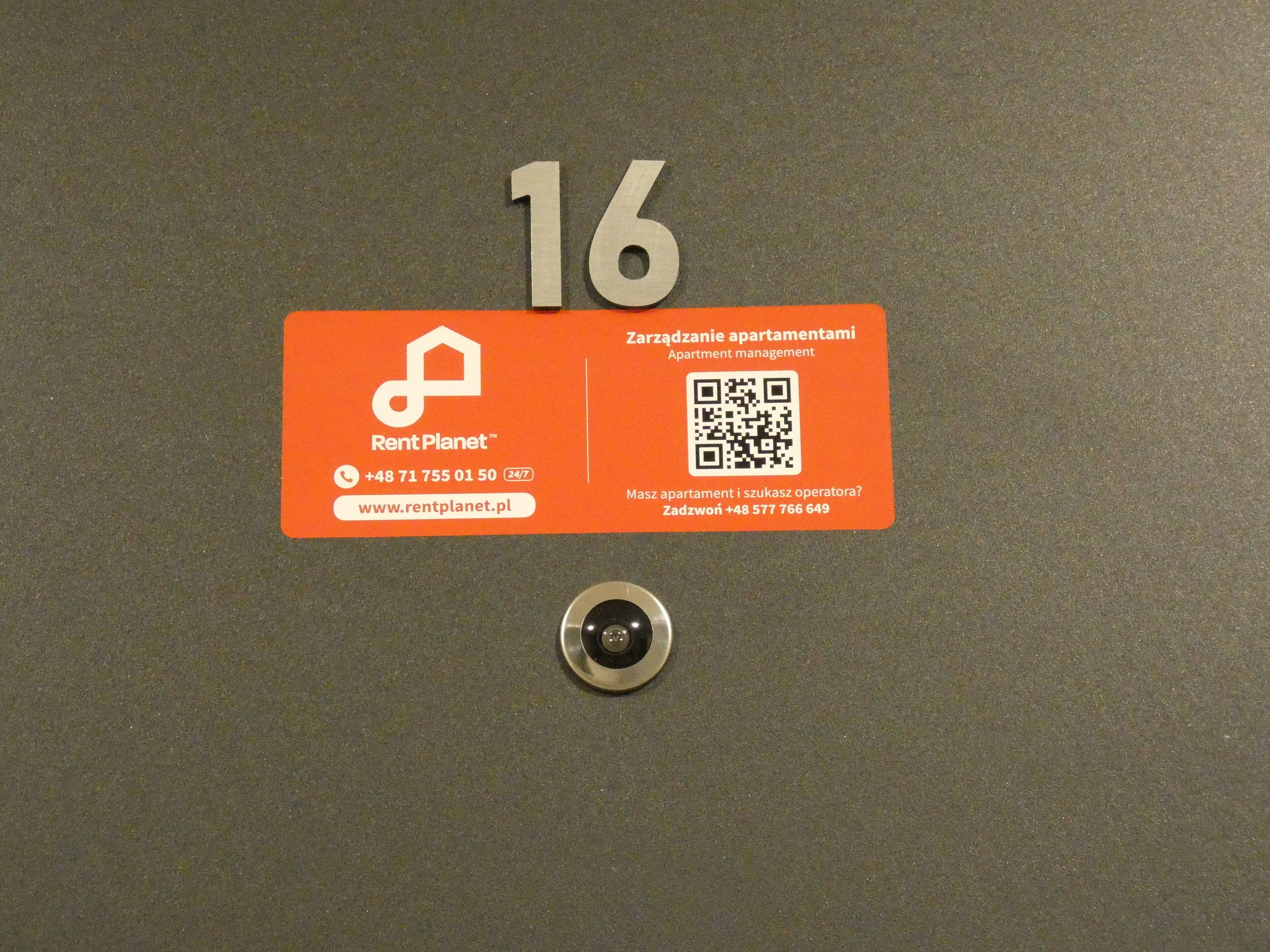Naamplaatje met een kamer nummer, een QR-code en contactgegevens voor een beheerder.