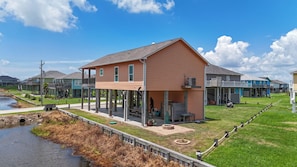 Zona residencial con casas, una pequeña masa de agua y un área cubierta de césped.