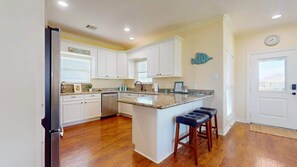 Kjøleskap, mikrobølgeovn, ovn og kokeplater