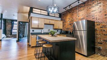 Réfrigérateur, micro-ondes, four, lave-vaisselle