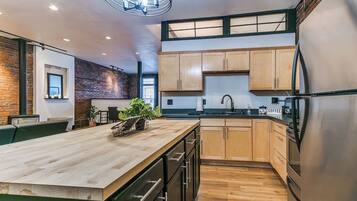 Frigorífico, microondas, horno y lavavajillas