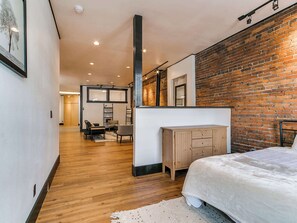 2 habitaciones, tabla de planchar con plancha, wifi y ropa de cama