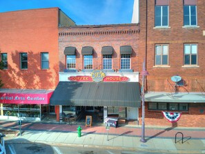 Exterior - Cozy Stay at 229 Main St – Perfect Ames Location (Ames)