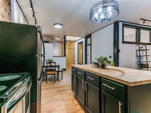 Réfrigérateur, micro-ondes, four, lave-vaisselle