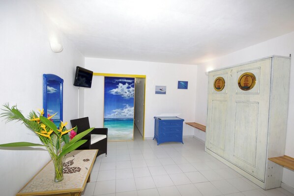 Interior - Studio located between the marina and the golf course, close to shops, restaurants... (Saint-François)