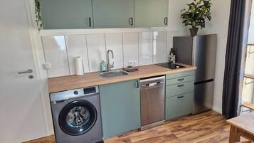 Jääkaappi, mikroaaltouuni, liesi, astianpesukone