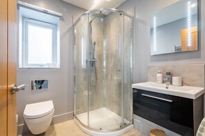 Shower, hair dryer, towels - Sea Peeks, Brancaster, Norfolk (Brancaster)