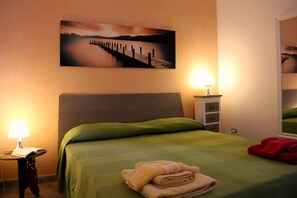 1 bedroom, bed sheets