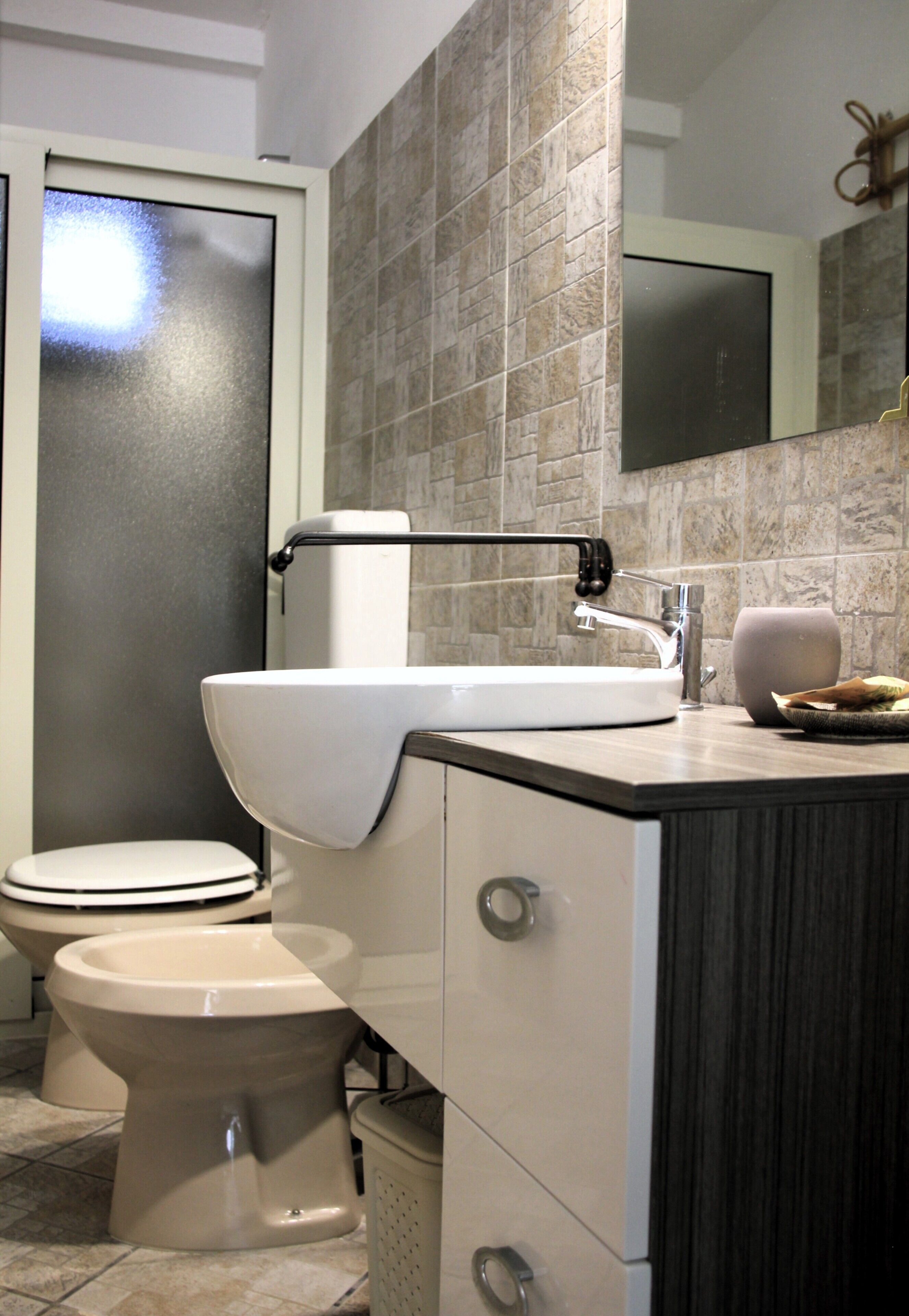 Douche, sèche-cheveux, bidet, serviettes fournies