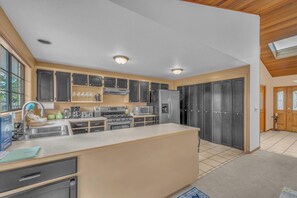 KĂŒhlschrank, Mikrowelle, Ofen, Herdplatte