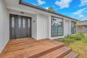 Exterior detail - Spacious Family Home with Bikes, Beach Toys, Grill, Workspace (Seaside)