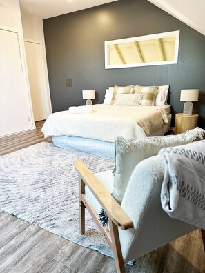 5 bedrooms, iron/ironing board, WiFi, bed sheets