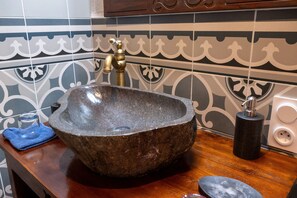 Shower, hair dryer, towels - Bed and Breakfast 'Galaad' with Shared Terrace, Shared Garden and Wi-Fi (Pluvigner)