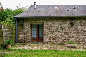 Exterior - Bed and Breakfast 'Galaad' with Shared Terrace, Shared Garden and Wi-Fi (Pluvigner)