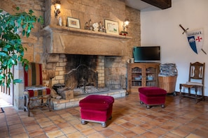 Interior - Bed and Breakfast 'Chambre Lancelot' with Shared Terrace, Shared Garden and Wi-Fi (Pluvigner)