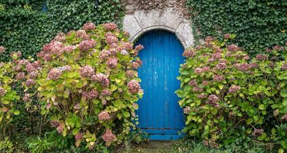 Bed and Breakfast 'Chambre Lancelot' with Shared Terrace, Shared Garden and Wi-Fi