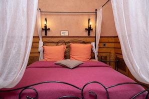 2 bedrooms, iron/ironing board, WiFi, bed sheets - Bed and Breakfast 'Chambre Lancelot' with Shared Terrace, Shared Garden and Wi-Fi (Pluvigner)