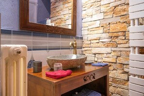 Shower, hair dryer, towels - Bed and Breakfast 'Chambre Lancelot' with Shared Terrace, Shared Garden and Wi-Fi (Pluvigner)