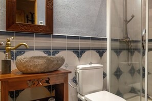 Shower, hair dryer, towels - Bed and Breakfast 'Chambre Lancelot' with Shared Terrace, Shared Garden and Wi-Fi (Pluvigner)