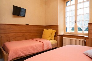 2 habitaciones, tabla de planchar con plancha, wifi y ropa de cama 