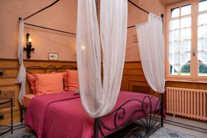 2 bedrooms, iron/ironing board, WiFi, bed sheets - Bed and Breakfast 'Chambre Lancelot' with Shared Terrace, Shared Garden and Wi-Fi (Pluvigner)