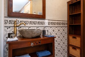 Interior - Bed and Breakfast 'Perceval' with Shared Terrace, Shared Garden and Wi-Fi (Pluvigner)