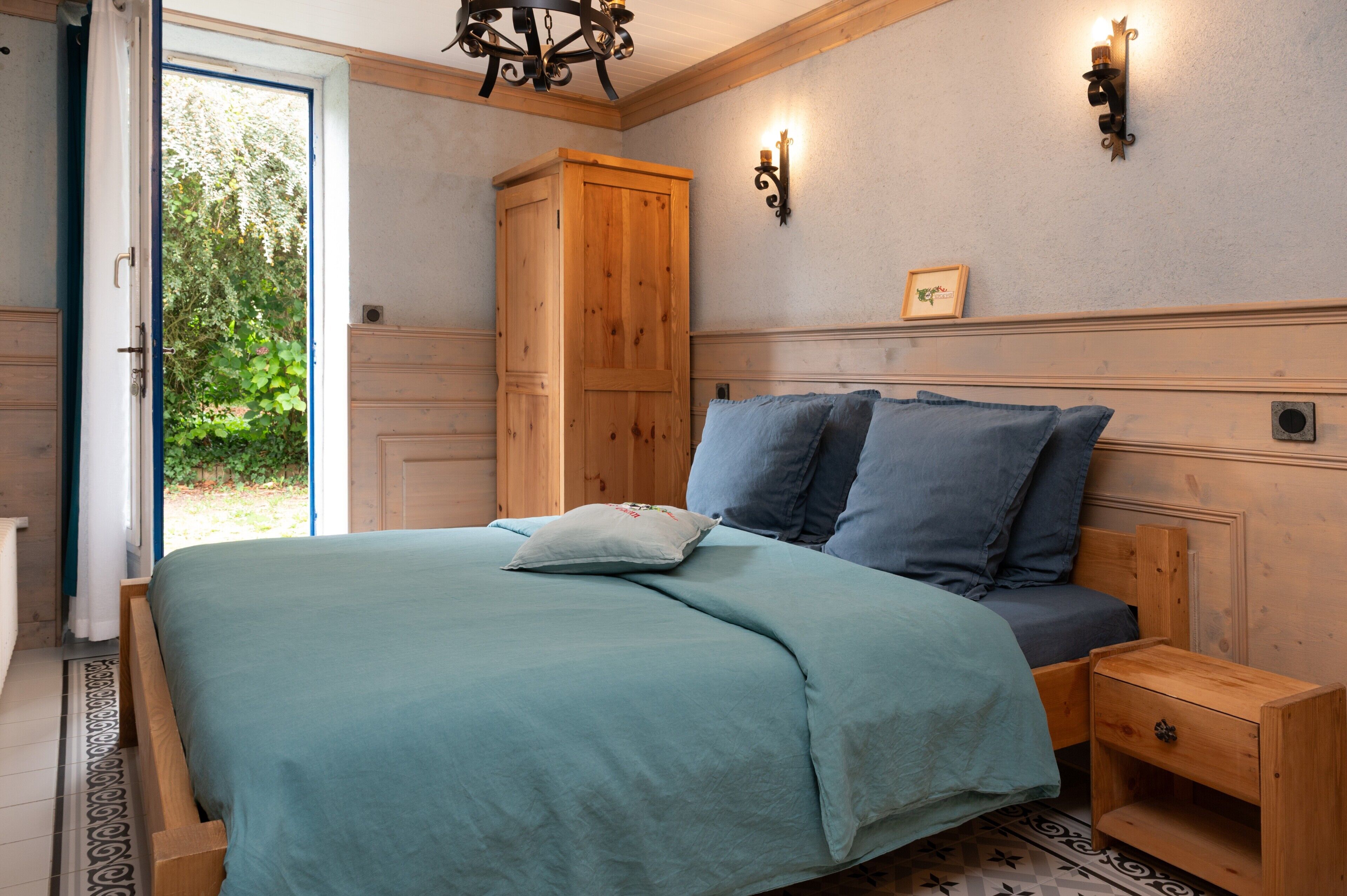 1 slaapkamer, een strijkplank/strijkijzer, wifi, beddengoed