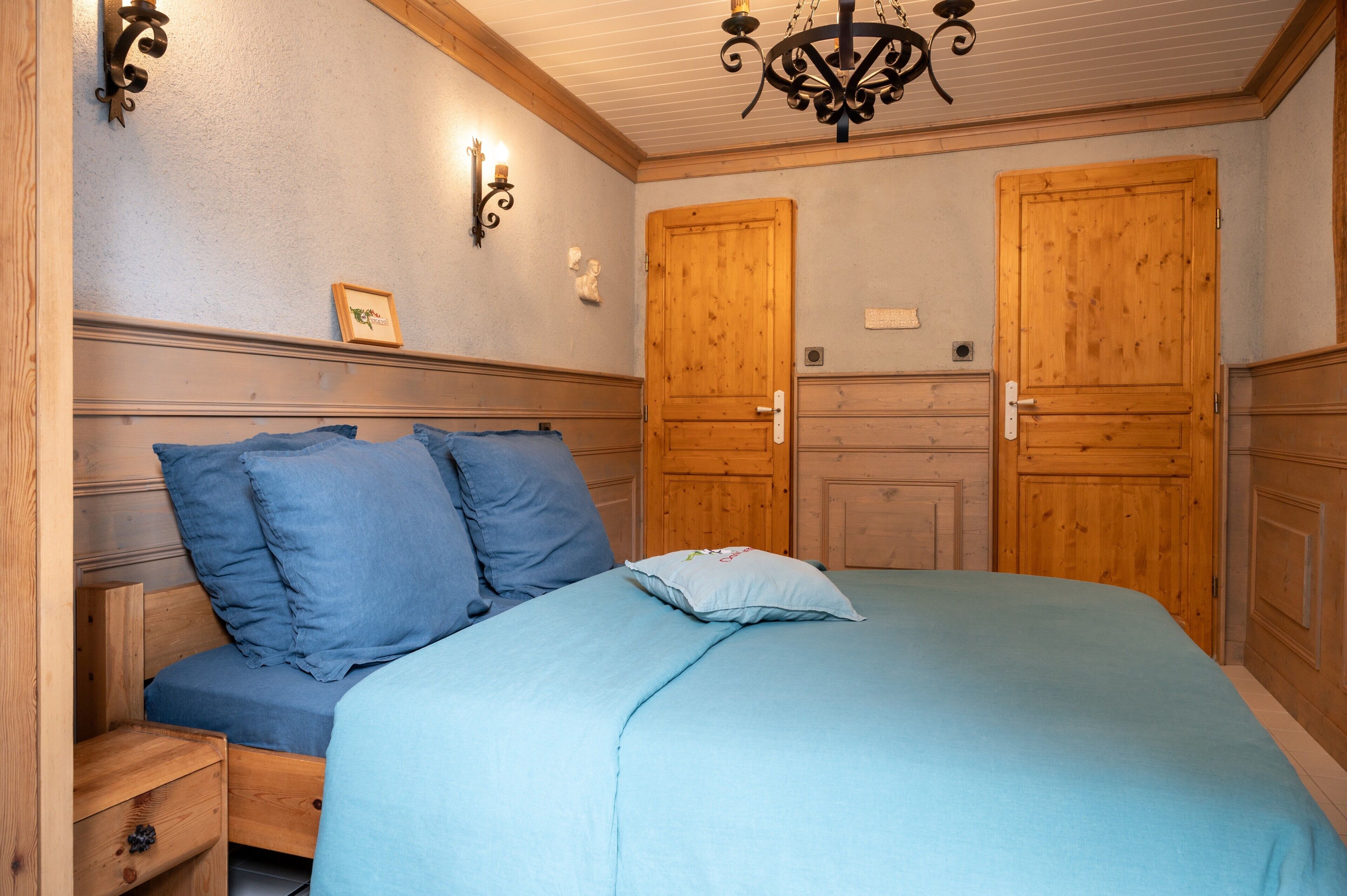 1 slaapkamer, een strijkplank/strijkijzer, wifi, beddengoed