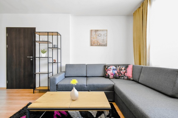 Living room with sofa – Relax after a busy day 🛋️ Reserve today!