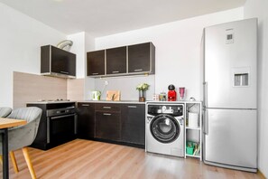 Kühlschrank, Mikrowelle, Ofen, Herdplatte