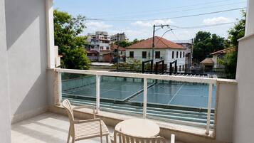 Quarto triplo superior, vista para a cidade | Vista do quarto
