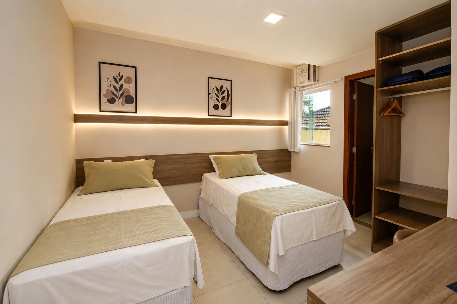 Habitación estándar con 2 camas individuales | Espacio para trabajar con un portátil y wifi gratis