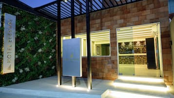Fachada da propriedade à noite
