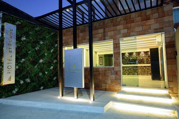 Front of property – evening/night - Hotel Elevare Niteroi (Niteroi)