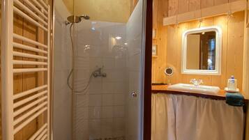 Douche, sèche-cheveux, serviettes fournies, papier toilette