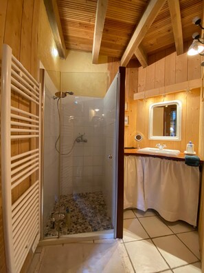 Shower, hair dryer, towels, toilet paper - Charming furnished house near the beach, with fenced garden (Locmaria-Plouzané)